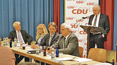 v.l.n.r.: Wilfried Wesch (Senioren Union), Karina Wächter (Junge Union),  Alexander Licht MdL (Kreisvorsitzender), Peter Bleser MdB (Staatssekretär),  stehend: CDU-Gemeindeverbandsvorsitzender Leo Wächter