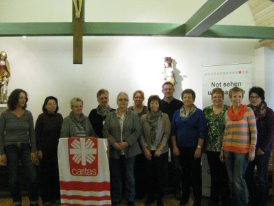 Ein Buchgeschenk als äußeres Zeichen des Dankes. Caritas-Geschäftsführerin Katy Schug bei der Ehrung der diesjährigen Dienstjubilare im Pfarrheim Zell-Merl. 