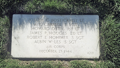 Die Foto zeigt eine Gedenkplatte auf einem amerikanischen Friedhof,  der die Besatzung verzeichnet