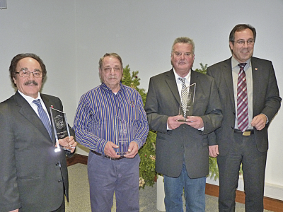 Als Einzelpreisträger wurden in diesem Jahr ausgezeichnet; von links: Siddik Simsek, Helmut Klos, Wolfgang Hauptmann, daneben Landrat Eibes