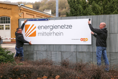 „Hier werden noch die letzten Handriffe für den weiteren wichtigen Schritt der evm-Gruppe vorgenommen: aus EVM Netz GmbH und KEVAG Verteilnetz GmbH wird die Energienetze Mittelrhein GmbH. Sie übernimmt die Verantwortung für die Energie- und Wassernetze in rund 400 Kommunen des Landes Rheinland-Pfalz.“ Foto: evm