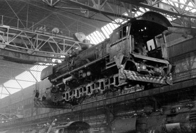 Um 1970 im Ausbesserungswerk Trier. Eine Dampflok der Baureihe 50 wird mit dem Kran an ihren Arbeitsplatz verfrachtet. Aufnahme: Kreckler