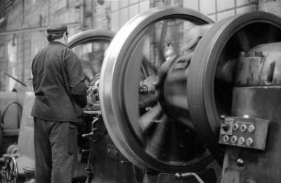 Die Arbeit des Drehers an den Lokomotivradsätzen gehörte zu den unentbehrlichen Arbeiten bei der Lokomotivausbesserung. Ausbesserungswerk Trier im Jahr 1971. Aufnahme: Jürgen Zeug