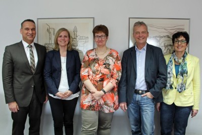Von links: Bürgermeister Rodenkirch mit den beiden Stadtoberinspektorinnen Oppitz und Weiler sowie Büroleiter Stöckicht und Personalratsvorsitzende Röhr. Foto: Jan Mußweiler