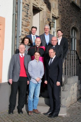 Weihbischof Dr. Dieser (Mitte) im Gespräch mit Politikern aus der Region in Bernkastel-Kues