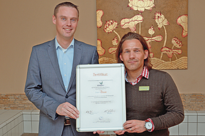 General Manager Jos Kruiter und Safety und Pool Manager Stefan Walloscheck mit der Urkunde des Deutschen Saunabundes