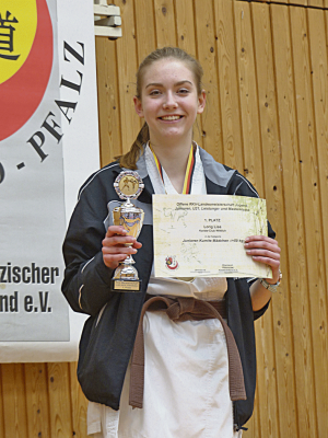 Strahlende Landesmeisterin – die 16-jährige Lisa Lorig aus Klausen