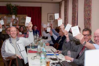 Abstimmung zum Leitantrag „FREIE WÄHLER Rheinland – Zukunft für unser Land“. Foto: Diana Grandmaire