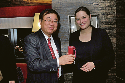Dr. Chen, Landwirtschaftsminister Taiwan, überreicht Monika Püllen ein Gastgeschenk