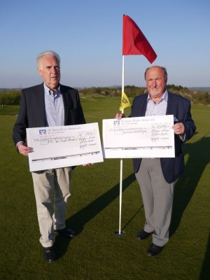 Schatzmeister Werner Kranz (im Bild links) sowie Präsident Manfred Ostermann überreichten die Spendenschecks an die Deutsche Krebshilfe und RTL.