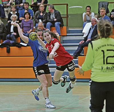RPS-Oberliga: Nicole Packmohr setzt sich auf Linksaußen durch und erzielt ihren zweiten Treffer Foto: Dieter Rau