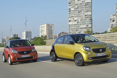  Smart fortwo (links) und forfour auf dem Weg ins trendige ‚Belgische Viertel‘ in Köln. Foto: Daimler/dpp-AutoReporter 