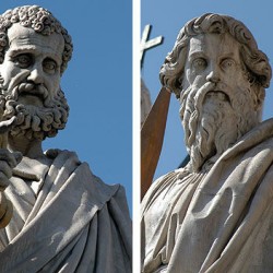 Die Apostel Petrus (l) und Paulus (r) sind auf dem Petersplatz in Rom in Stein gehauen (v.H.-Peter Meyer