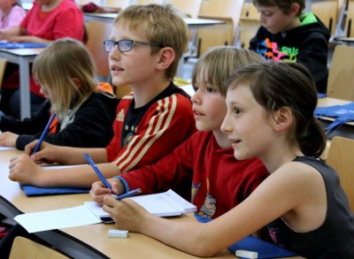 Ganz Auge und Ohr: Junge Studenten der Kinder-Uni 2015 in Wittlich Foto: Carl Münzel 