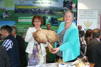 Die Vorsitzende der Landfrauen des Kreisverbandes Bernkastel-Wittlich Edith Baumgart macht deutlich, dass den Getreideerzeuger nicht einmal sieben Prozent vom Verkaufserlös eines Brotes bleiben