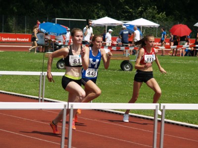 Jolina Krämer, vorne,80 m Hürden