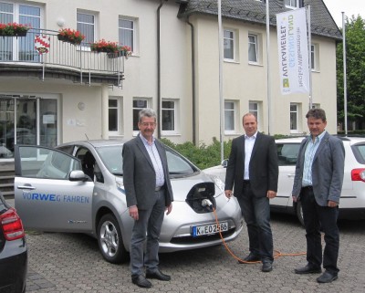 RWE-Kommunalbetreuer Thomas Hau (Bildmitte) übergibt das Elektro-Fahrzeug an 