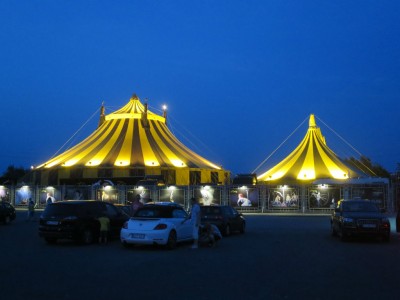 Die riesigen Show-Dome im Messepark  Foto: Eifel-Zeitung