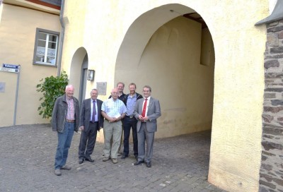 Landrat Manfred Schnur (2. v. r.) übergibt die Förderzusagen von Bund und Land an Ortsbürgermeister Manfred Ostermann (mitte). Bürgermeister Helmut Probst (rechts) freut sich mit der Gemeinde über die Zuwendungen.