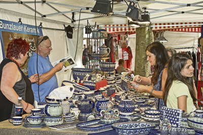 Der Handwerkermarkt zieht jedes Jahr zahlreiche Besucher an  Foto: Thomas Steinmetz