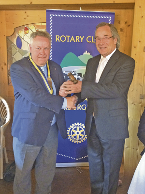 Dr. Manfred Kürsch (l.) übergibt sein Präsidentenamt im Rotary Club Adenau- Nürburgring an Klaus Grewe.