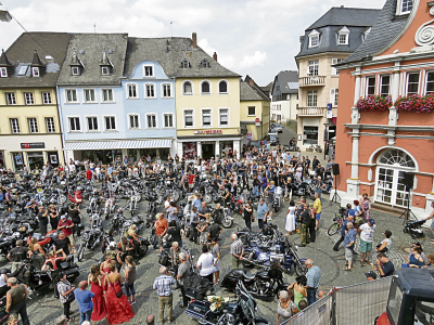 Wieder lockten die chromblitzenden Maschinen zahlreiche Zuschauer auf den Marktplatz, um gemeinsam mit dem Beigeordneten Albert Klein die Harley-Fahrer in Wittlich willkommen zu heißenFotos: Werner Pelm