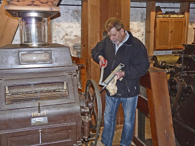 Wo es an der Mühle anzupacken gilt, ist Ortsbürgermeister Walter Debald mit dabei. Hier beim Abschmieren der Mahlstühle  Foto: Karl-Heinz Gräwen