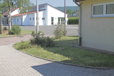 Objekte der Verbandsgemeinde in Kinderbeuern Grundschule (links) und Schulturnhalle (rechts) – beide in der Trägerschaft der Verbandsgemeinde
