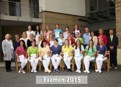 Die 18 Gesundheits- und Krankenpflegerinnen freuen sich mit ihren Ausbildern über den erfolgreichen Abschluss. Foto: Nieder