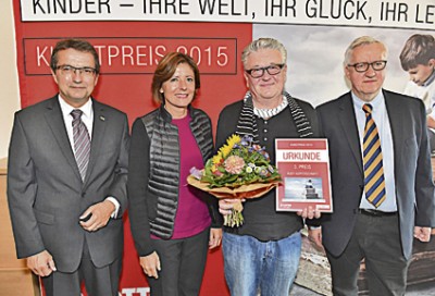 Lotto-Chef Jürgen Häfner (links) mit Ministerpräsidentin Dreyer und Lotto-Preisträger Rudy Kupferschmitt aus Ludwigshafen, rechts: Dr. Josef Zierden  