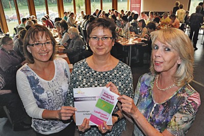 Die Ortsvertreterinnen aus Morbach mit dem neuen Programm und einem Flyer des Landfrauenverbandes Bernkastel-Wittlich