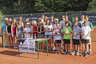 Die Sieger der Kreisjugendmeisterschaften stellten sich auch diesmal wieder auf der Tennisanlage des TC Ürzig zum Foto