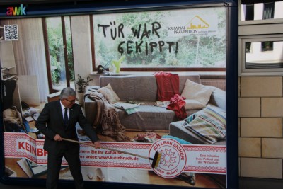  Minister Lewentz plakatiert fleißig mit Foto: MINISTERIUM DES INNERN, FÜR SPORT UND INFRASTRUKTUR RHEINLAND-PFALZ 