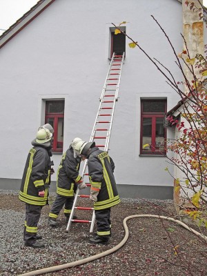 Ist ein Rettungswegs durch Qualm oder Feuer versperrt muss die Feuerwehr einen zweiten Rettungsweg schaffen. In diesem Fall nahmen die Feuerwehren bei der  Alarmübung eine tragbare Leiter vor.