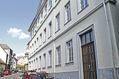 Die frühere „alte Schule“ in Enkirch wurde zu einem modernen Bürgerhaus umgebaut 
