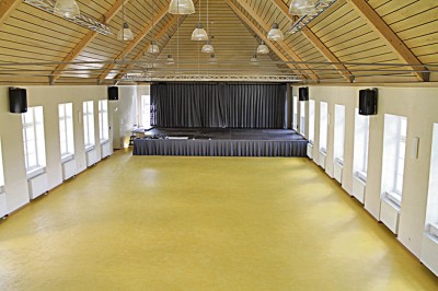 Neu ist der Veranstaltungsraum im Dachgeschoss mit einer modernen Bühnenkonstruktion  Fotos: Karl-Heinz Gräwen 