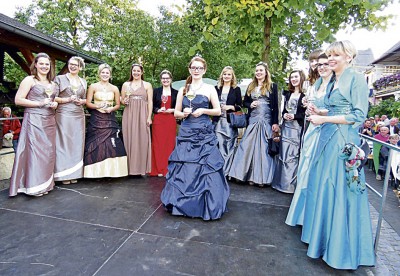 Die Weinhoheiten aus den Nachbargemeinden unterstützen mit ihrer Anwesenheit die Erdener Weinkönigin Katharina I. bei dem Jubiläumsfest
