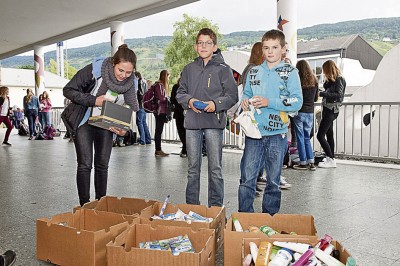 Schüler/-innen des Nikolaus-von-Kues-Gymnasiums vor den gesammelten Spenden Foto: Martina Kesselheim