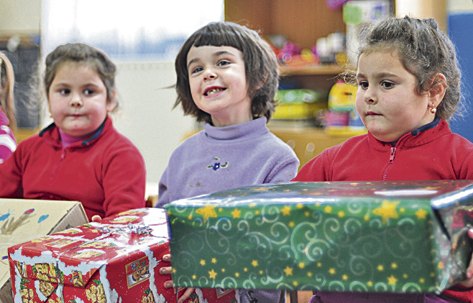 Glücklich über ihre Geschenke: Kinder aus Moldawien mit den von Ladies‘ Circle und Round Table organisierten Weihnachtspäckchen