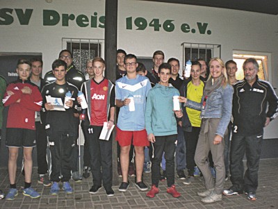 Die B-Jugend der JSG Untere Salm mit ihren Trainern Stefan Kohl u. Arnold Klingler  sowie Anja Wallerius vom Caritasverband.
