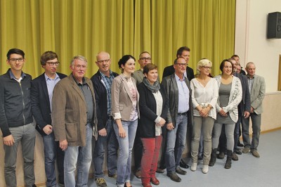Der neugewählte Vorstand mit SPD-Direktkandidatin Nadine Zender stellt sich zum Eröffnungsfoto Fotos: Karl-Heinz Gräwen 
