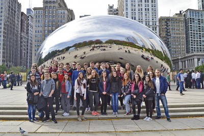 Die TMG-Gruppe am „Cloud Gate“ in Chicago Foto: Cornelia Krückel