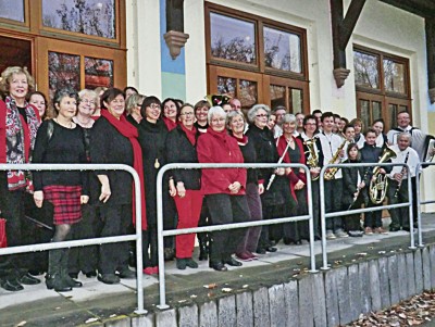 Der Frauenchor „Rock & Blu(e)s“ und die Bläsergruppe des Musikvereins Beilingen  gestalten das Adventskonzert in Maria Grünewald  Foto: Maria Grünewald, Wittlich