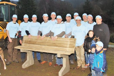Mitglieder der Dorfgemeinschaft Sarmersbach stellten Waldsofas und Ruhebänke mit Tischen entlang der Wanderwege rund um die Ortsgemeinde auf