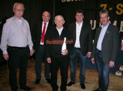 3.Einen Sonderpreis als ältester Teilnehmer erhielt Josef Ternes aus Hambuch, der auch Rheinlandmeister mit der Mannschaft wurde.