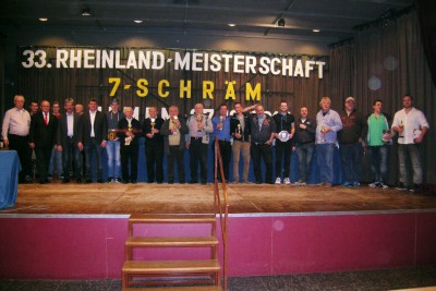4.Alle Siegerinnen und Sieger der 33. Rheinland-Meisterschaft im 7-Schräm kamen am Ende noch einmal auf die Bühne.