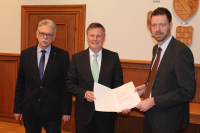 Bei der Übergabe des Bewilligungsbescheides; von links: Werkleiter Hajo Neumes, Dr. Ulrich Kleemann (SGD Nord) und Bürgermeister Marcus Heintel (Foto: Karl-Heinz Gräwen).