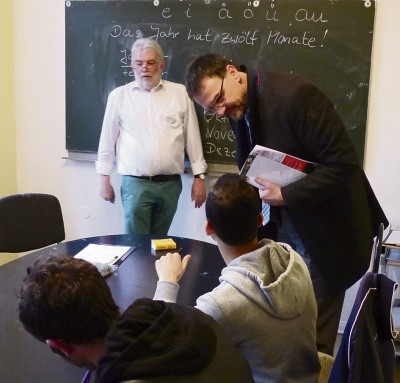 Landrat Heinz-Peter Thiel beim Besuch des Dauner Café Asyl, in dem Flüchtlinge bereits Kenntnisse der Deutschen Sprache vermittelt bekommen.