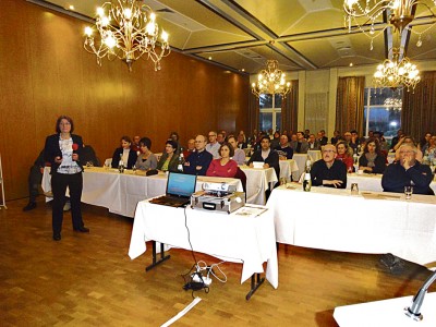 Dr. Stadelmann (links) am Mikrofon im vollbesetzten Konferenzsaal im Hotel Lindenhof in Wittlich