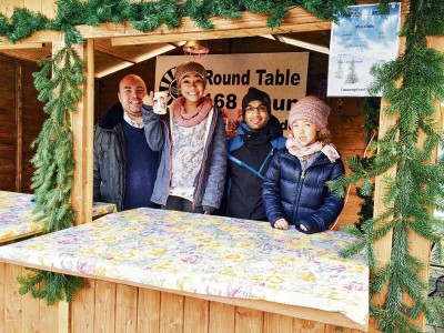 Die Mitglieder von Round Table 168 Daun servierten den Besuchern des Dauner Weihnachtsmarkts am ersten Adventswochenende im letzten Jahr Glühwein, Kinderpunsch sowie Orangen-Ingwer-Punsch und konnten dadurch über 3.000 Euro für wohltätige Zwecke einnehmen